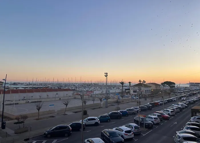 Frente Al Puerto Y Junto A La Playa Del Arenal