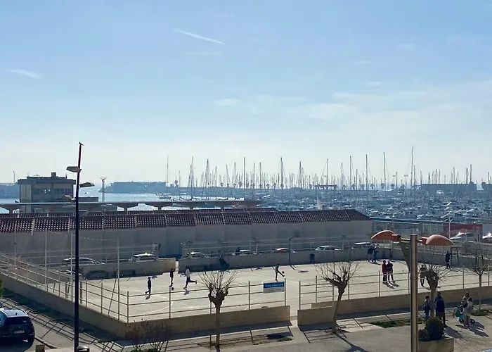 Frente Al Puerto Y Junto A La Playa Del Arenal